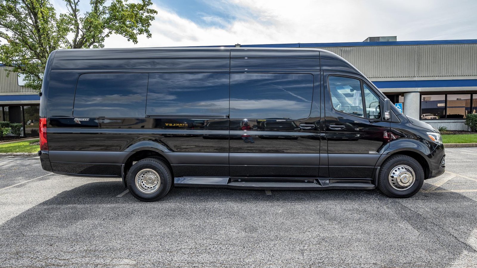 Mercedes-Benz Sprinter 2022 (15 Passenger)